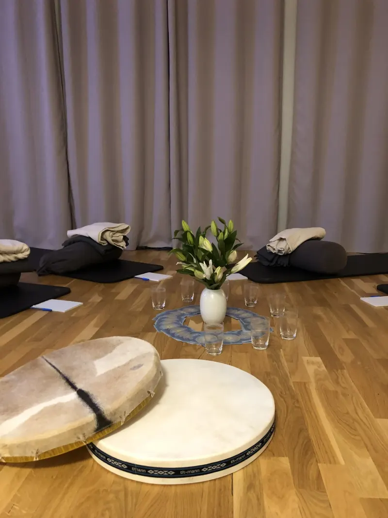 Tromme, tulipaner og måtter klar til event