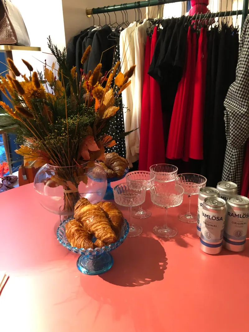 Bord med blomster og morgenmad i en butik