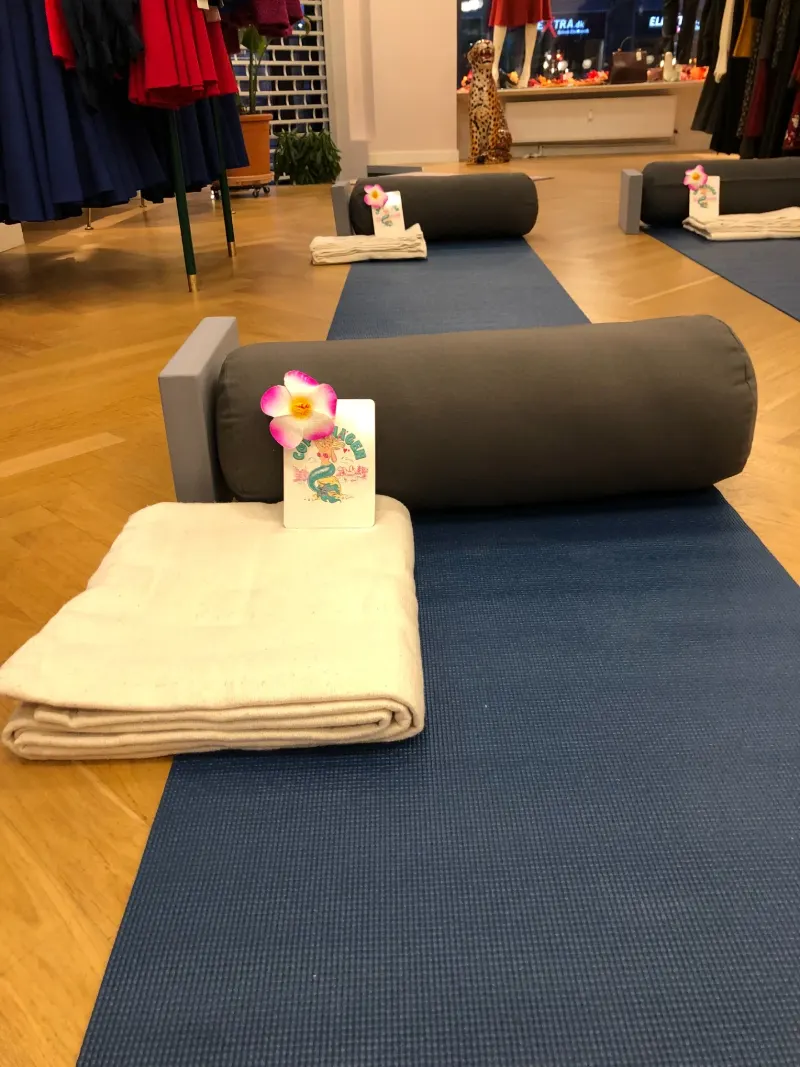Måtte med bolster, tæppe og blomst